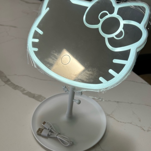 Hello Kitty Table Lamp Makeup Mirror - Picture 5 of 5